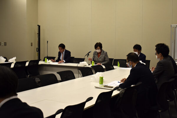 自動車政策等に関わる提言を議論